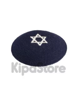 כיפה סרוגה בעבודת יד בצבע כחול עם רקמת מגן דוד בצבע כסף