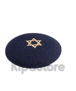כיפה סרוגה בעבודת יד בצבע כחול עם רקמת מגן דוד בצבע זהב